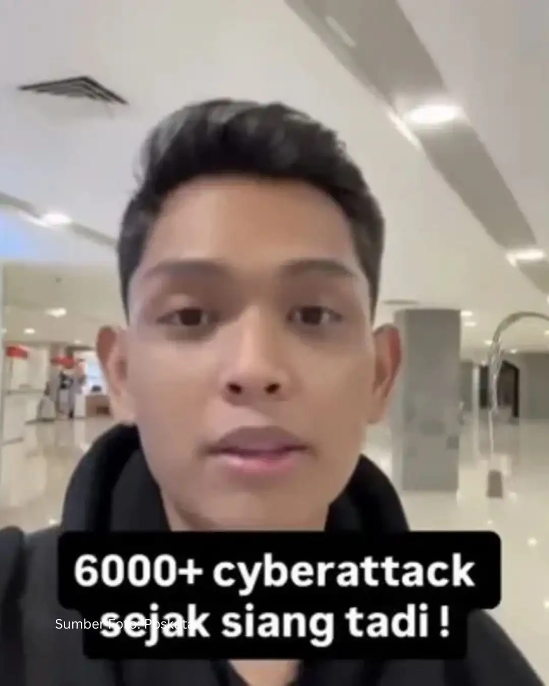 Tangkapan gambar dari pemberitaan: Abil Sudarman berbicara, dengan teks “6000+ cyberattack sejak siang tadi”